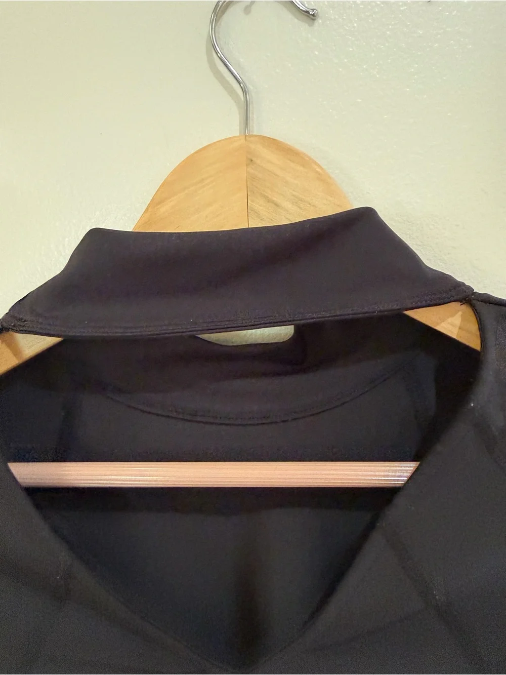 Alo yoga archer top cropped black yoga workout w/riptag   Size med